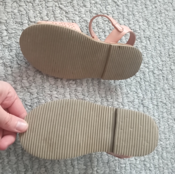Old Navy Sandals Sz 9 - Picture 6 of 7